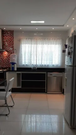 Imagem Sobrado Grande 222 m² no centro 3 Dormitorios sendo 3 suítes e 4 Vagas
