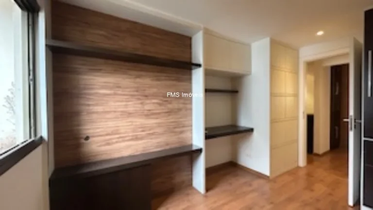 Imagem Imperdível oportunidade em Moema: Apartamento de 3 quartos com suíte, 131m² e 2 vagas de garagem à venda em São Paulo-SP!