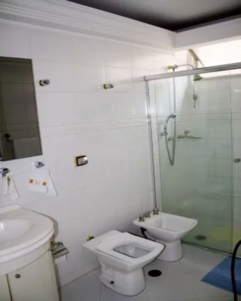 Imagem Apartamento com living amplo com janelas grandes, piso de carpete, 03 dormitórios com armários, co...