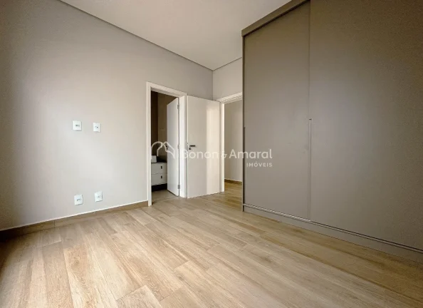 Imagem Casa de Alto Padrão com Projeto Contemporâneo e Acabamento Impecável

Esta casa de arquitetura co...