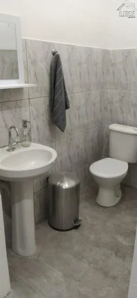Imagem casa a venda com dois pontos comerciais no fundo