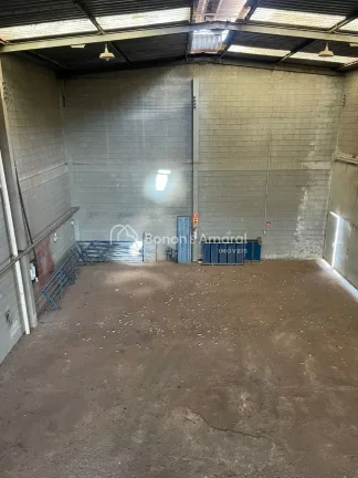 Imagem Galpão comercial com 526 m² de área construída, ideal para empresas que buscam um espaço amplo,...