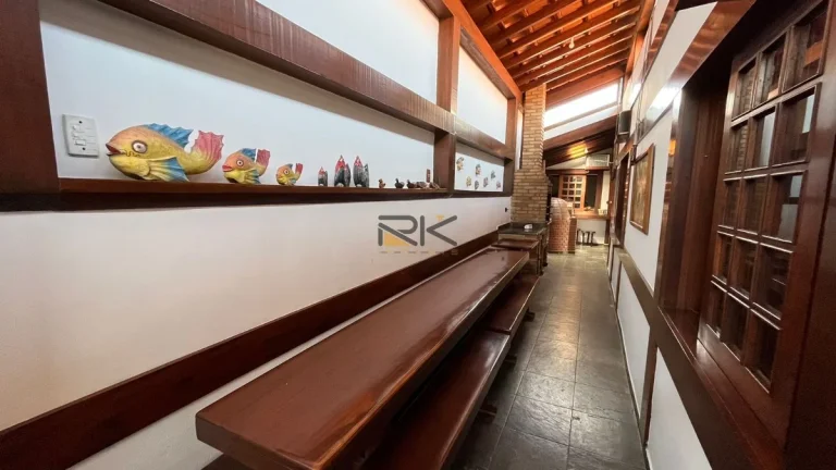 Imagem Casa com ampla sala 2 ambientes,3 dormitórios sendo uma suíte,edícula com mais 2 dormitórios e 1 banheiro,2 vagas de garagem