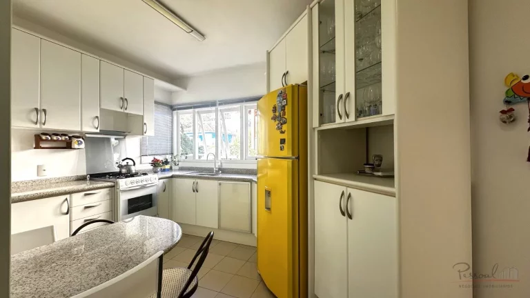 Imagem Esta linda casa em Cacupé tem tudo o que você e sua família procuram. Uma casa ampla, bem constru...