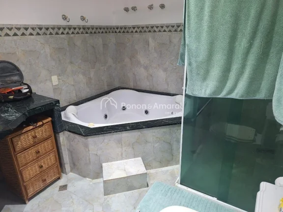 Imagem Belo sobrado em estilo colonial localizado em rua tranquila no Loteamento Caminhos de San Conrado. N...