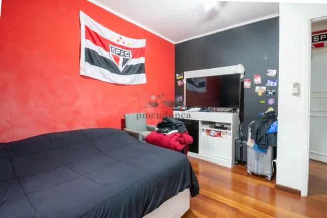Imagem Apartamento com piso de tábuas largas, reformado e bem iluminado, janelas grandes, dormitórios com...