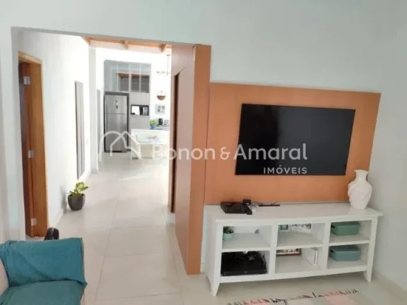 Imagem Casa à venda com 3 dormitórios, ampla sala de estar, cozinha, 2 banheiros (sendo 1 de empregada), ...