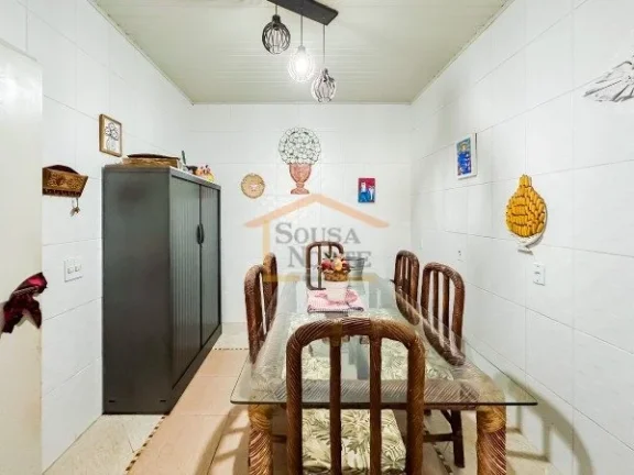 Imagem Casa com 330m² de área construída e terreno de 1.050m². Possui 4 dormitórios, sendo 2 suítes, ...