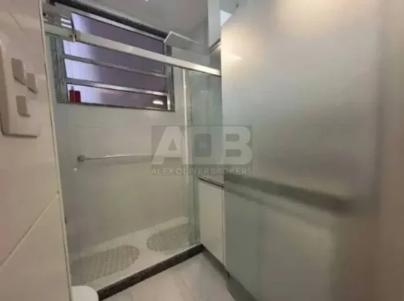 Imagem Apartamento à venda em Copacabana, 48m2, Quarto e Sala, 50 metros da Praia.