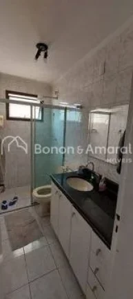 Imagem Apartamento com três quartos, incluindo uma suíte com elegantes armários embutidos. Uma ampla sal...