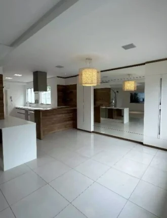 Imagem Casa de Alto Padrão em Jurerê Internacional a Poucos Minutos da Praia