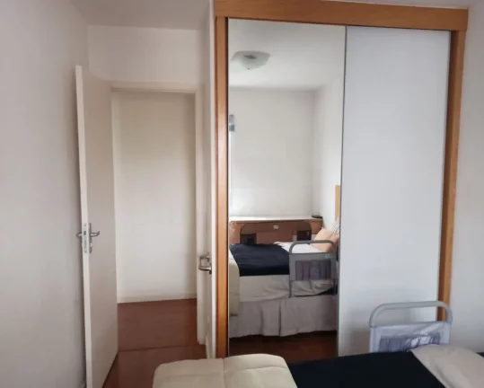 Imagem Apartamento com living para 02 ambientes, piso de tacos, dormitórios com armários, closet, banheir...