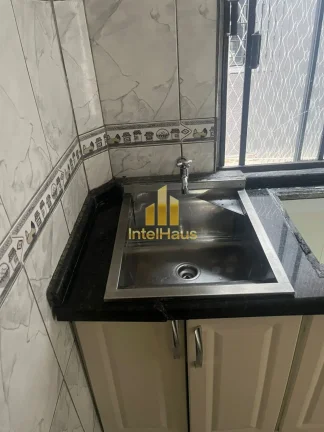 Imagem Apartamento com 2 dormitórios, sala para dois ambientes, cozinha com armários e cooktop, 1 banheir...