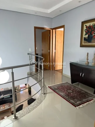 Imagem Sala com dois ambientes: jantar (com armários) e estar (com lareira a gás).
Sala de TV (com armár...