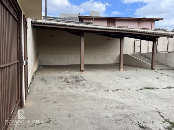 Imagem Casa com um dormitório, sala, cozinha, banheiro, churrasqueira e canil com vários boxes