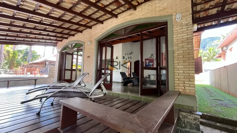 Imagem CASA EM CONDOMINIO FECHADO COM 3 DORMITÓRIOS,2 VAGAS DE GARAGEM,SALA 2 AMBIENTES