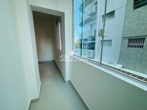 Imagem Prédio frente à orla. Apartamento finamente reformado.