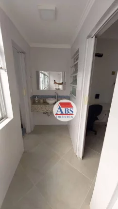 Imagem Amplo apartamento na Aparecida em santos reformado a poucos metros do mar