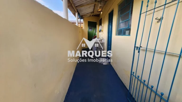 Imagem Oportunidade Ter. de 250m² com 2 Casas no Jd. Campos Verdes