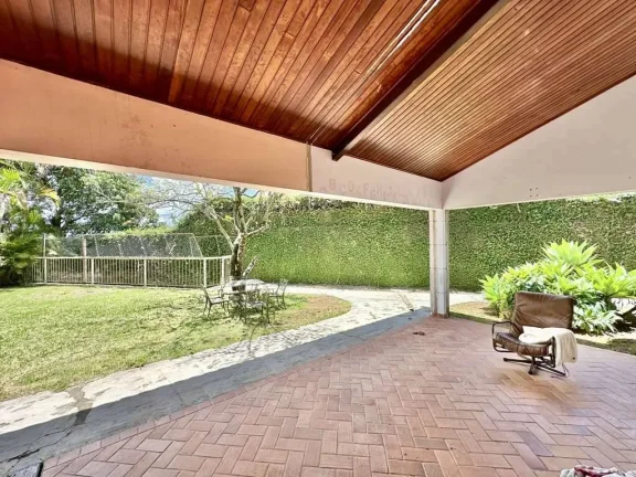 Imagem Cond Vila Velha - Casa 80% TÉRREA, 3 suítes! Lote 1.546m² plano!