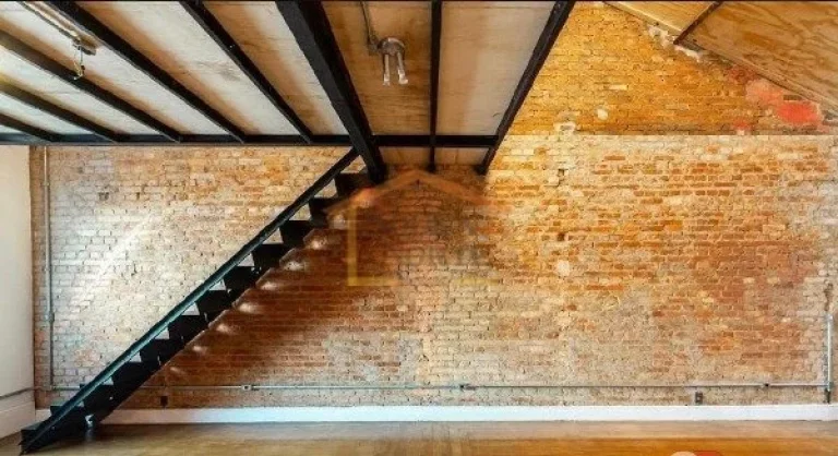 Imagem A casa é muito charmosa, muito iluminada com luz do sol natural e arborizada. Sala principal conta ...