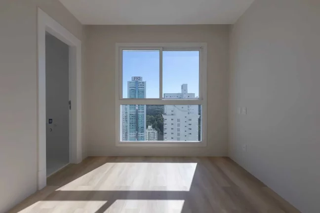 Imagem Apartamento vista mar e andar alto! Com 4 suítes e 3 vagas no Bairro Pioneiros em Balneário Camboriú