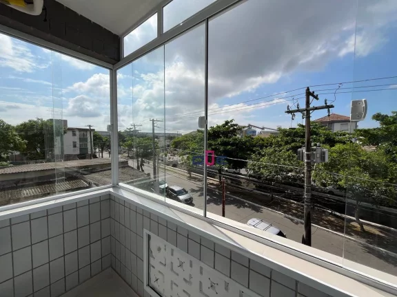 Imagem Apartamento impecável, no canal 6 de frente, 2° andar com sacadinha. 2 quartos sendo 1 suite e vaga