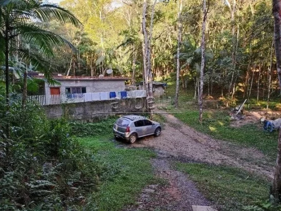 Sitio com duas casas, a primeira casa de tijolinho tem janelas de alumínio, churrasqueira, varanda ...