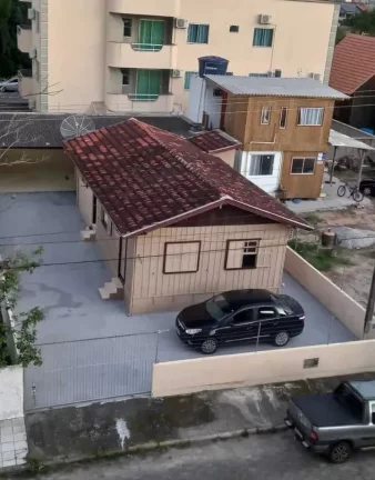 Imagem Casa com 3 dormitórios a 200m do mar, próximo a avenida principal no Bairro Bombas — Bombinhas/SC