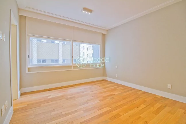 Imagem Excelente opção para quem procura um imóvel reformado, pronto para morar, super espaçoso com em ...