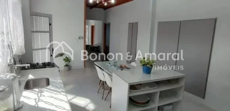 Imagem Casa à venda com 3 dormitórios, ampla sala de estar, cozinha, 2 banheiros (sendo 1 de empregada), ...