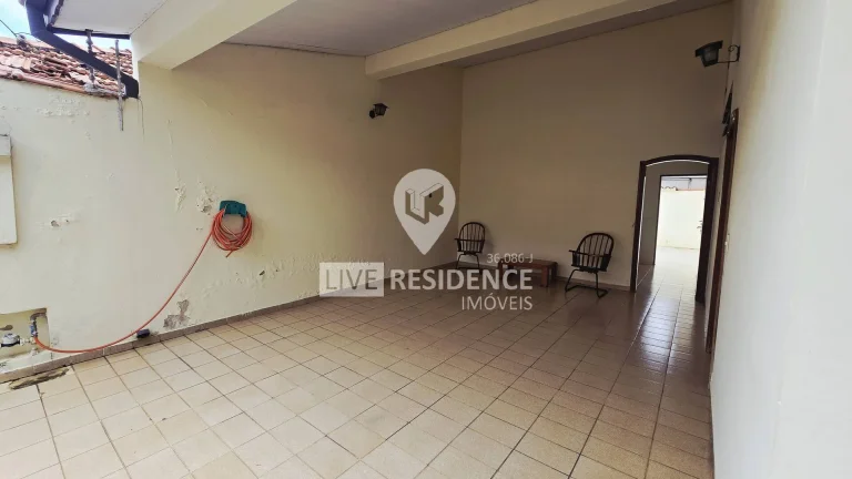 Imagem Casa térrea em zona comercial!