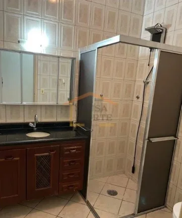 Imagem Sobrado amplo com 2 dormitórios com armários, 2 banheiros, sala com ar-condicionado, cozinha grand...