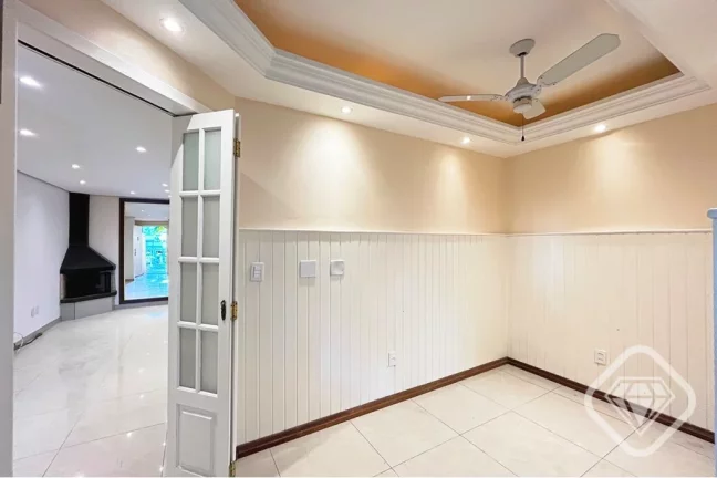 Imagem Casa especial no coraÃ§Ã£o do bairro Tristeza, um refÃºgio moderno com charme e conforto

Uma residÃ...