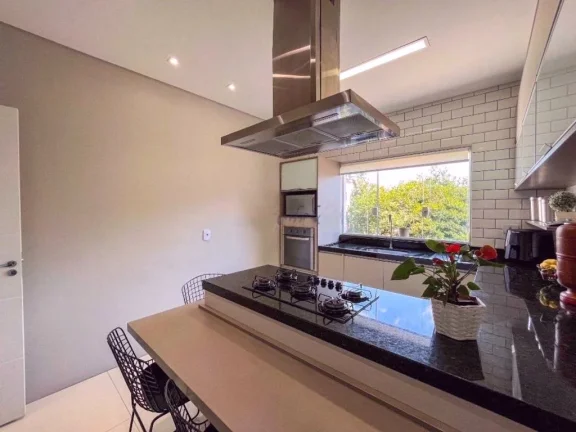 Imagem Charmosa residência no Jardim Paraíso, com 3 suítes, garagem para 5 carros, churrasqueira, cozinha planejada.