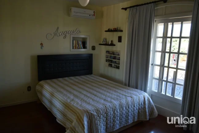 Imagem Sobrado com 04 dormitórios sendo 01 suite com closed e hidromassagem.