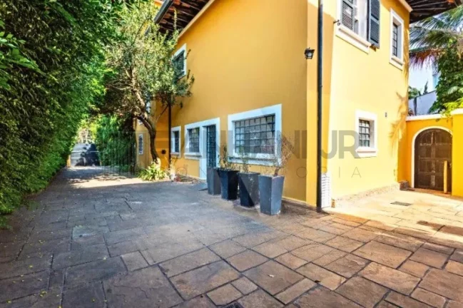 Imagem Casa de Luxo no Jardim Europa: 5 Quartos, 3 Suítes, 4 Salas, 10 Vagas de Garagem, 600m² - Venda ou Locação em SP