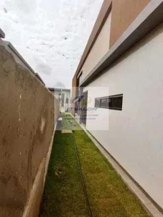 Imagem Vendo casa em condomínio fechado, com 202m², 3 suítes s/ 1 master, área gourmet, piscina e 4 vagas
