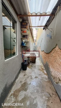 Imagem Vendo Excelente oportunidade na Lapa. Casa de 2 Dormitórios sendo uma suíte, sala em 2 ambíentes, 2 vagas de garagem, áreatotal 171m2, frente para 2 ruas, Jardim com algo natural, quintal com Árvores frutíferas produzindo, aproveite essa oportunidade, Val
