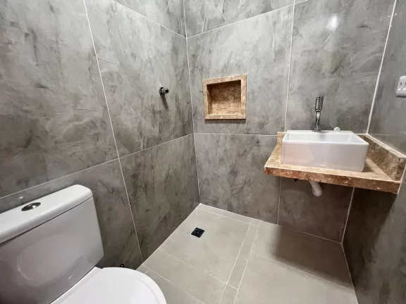 Imagem CASA SOBREPOSTA BAIXA NOVA EM FINO ACABAMENTO NO EMBARÉ