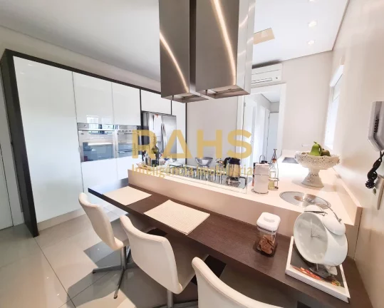 Imagem O Apartamento é composto por: Suíte master com 40,84m² contendo amplo closet e banheira. Aquecime...