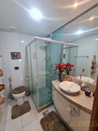 Imagem Apartamento 131 m²: 3 quartos, 2 vagas, varanda. Bairro tranquilo e área de lazer.