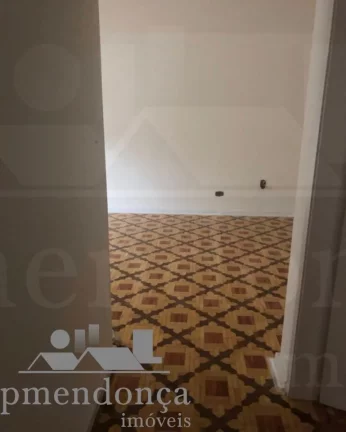 Imagem Apartamento amplo, com piso todo em taco, com 2 quartos com armários embutidos e 1 banheiro no tota...