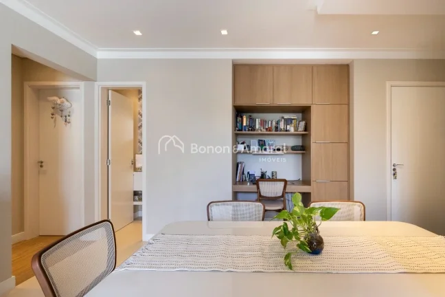 Imagem Apartamento à venda com 2 suítes no Cambuí. Possui 72m² e foi reformado com projeto de arquiteta...
