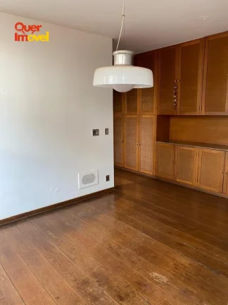 Imagem Oportunidade: Casa à venda no Jardim Sumaré, Zona Sul de Ribeirão Preto-SP. 5 quartos, 2 suítes, 4 salas, 6 banheiros, 6 vagas de garagem, 880m². Quer Imóvel Negócios Imobiliários.