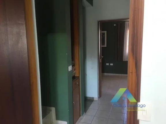 Imagem Ótimo Sobrado com 3 dormitórios, 5 vagas de garagem com amplo espaço em bairro tranquilo com ótima localização.