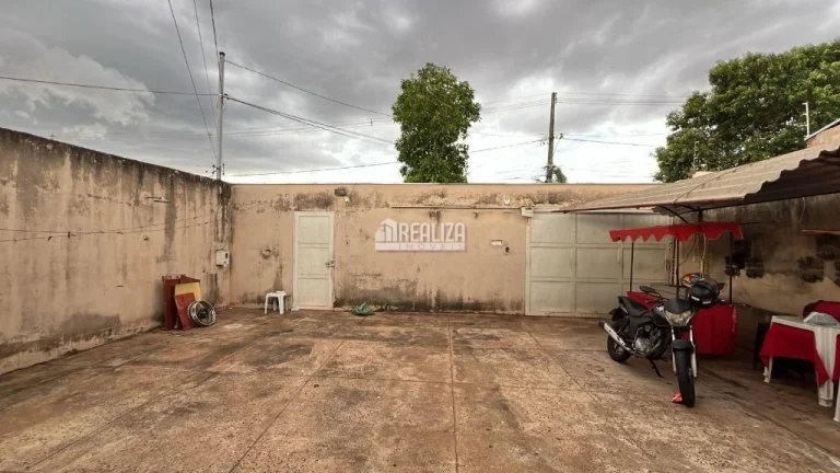 Imagem Casa à venda no bairro Beija-Flor II, em Uberaba: 2 dormitórios, 4 garagens!