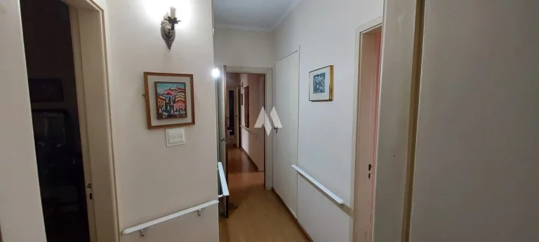 Imagem Apartamento com 228m², quadra da praia do Gonzaga, 3 dormitórios, dependência completa, 1 vaga!