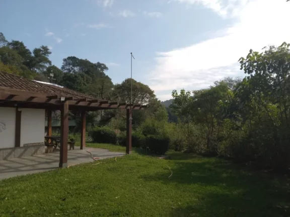 Imagem “Já pensou morar num paraíso com nascentes, colinas, e 7 casas a apenas 50km de São Paulo?”