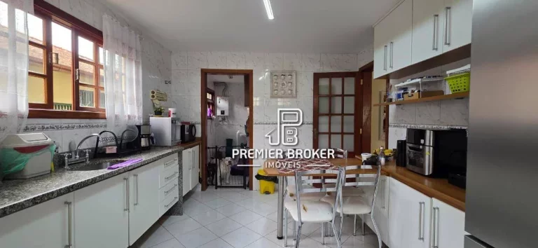 Imagem Casa com 4 dormitórios à venda, 171 m² por R$ 1.090.000 - Cascata do Imbuí - Teresópolis/RJ